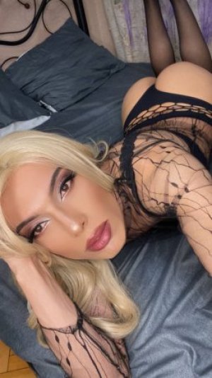 Транссексуалка Нарина